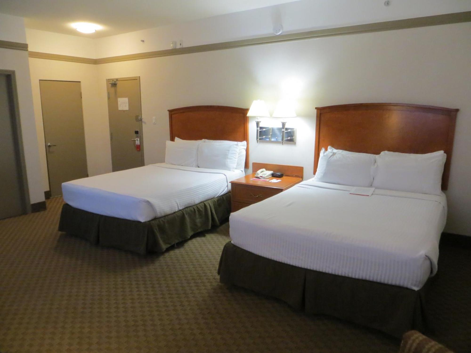 Hotel Ramada By Wyndham Edmonton South Habitación foto