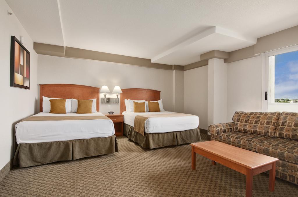 Hotel Ramada By Wyndham Edmonton South Habitación foto