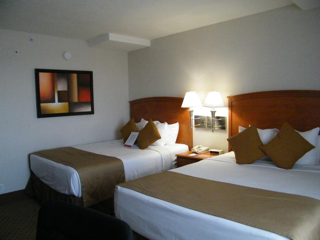 Hotel Ramada By Wyndham Edmonton South Habitación foto