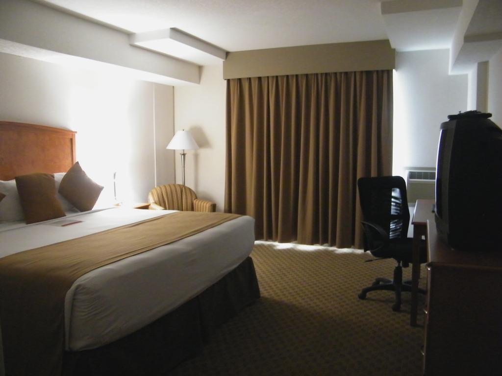 Hotel Ramada By Wyndham Edmonton South Habitación foto