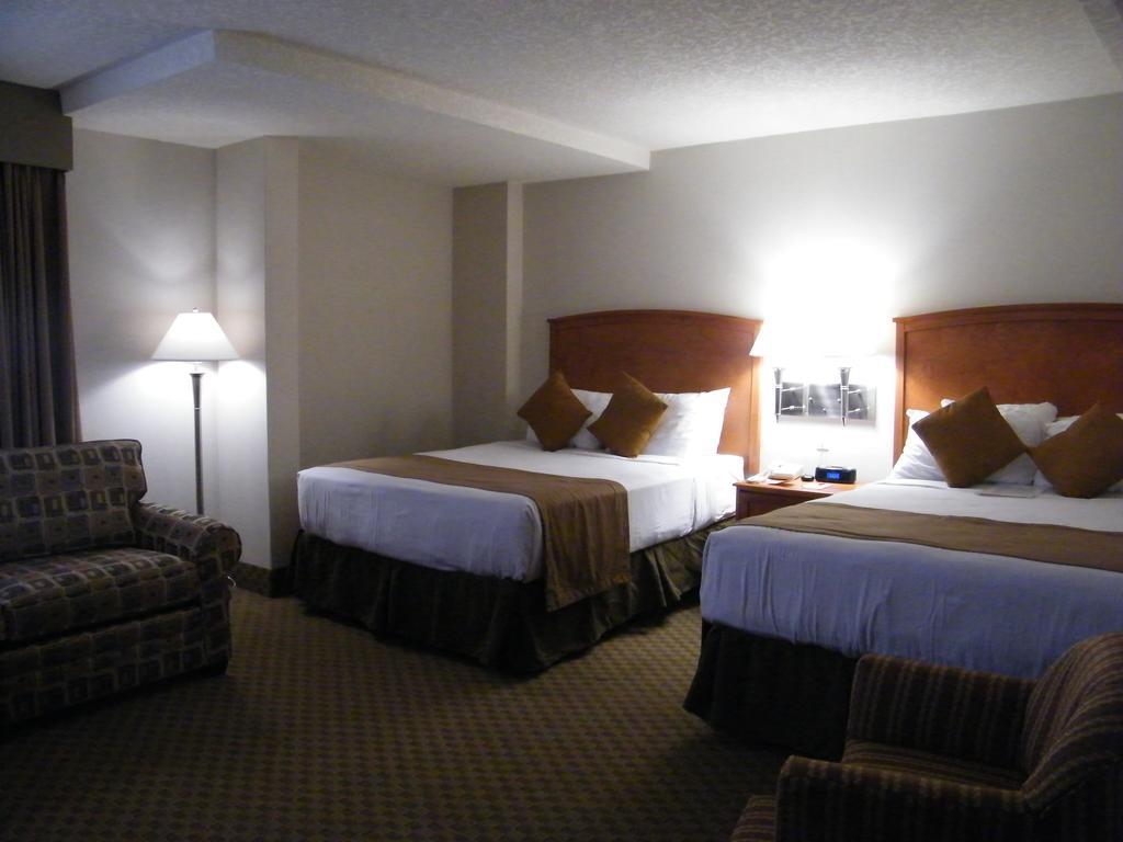Hotel Ramada By Wyndham Edmonton South Habitación foto