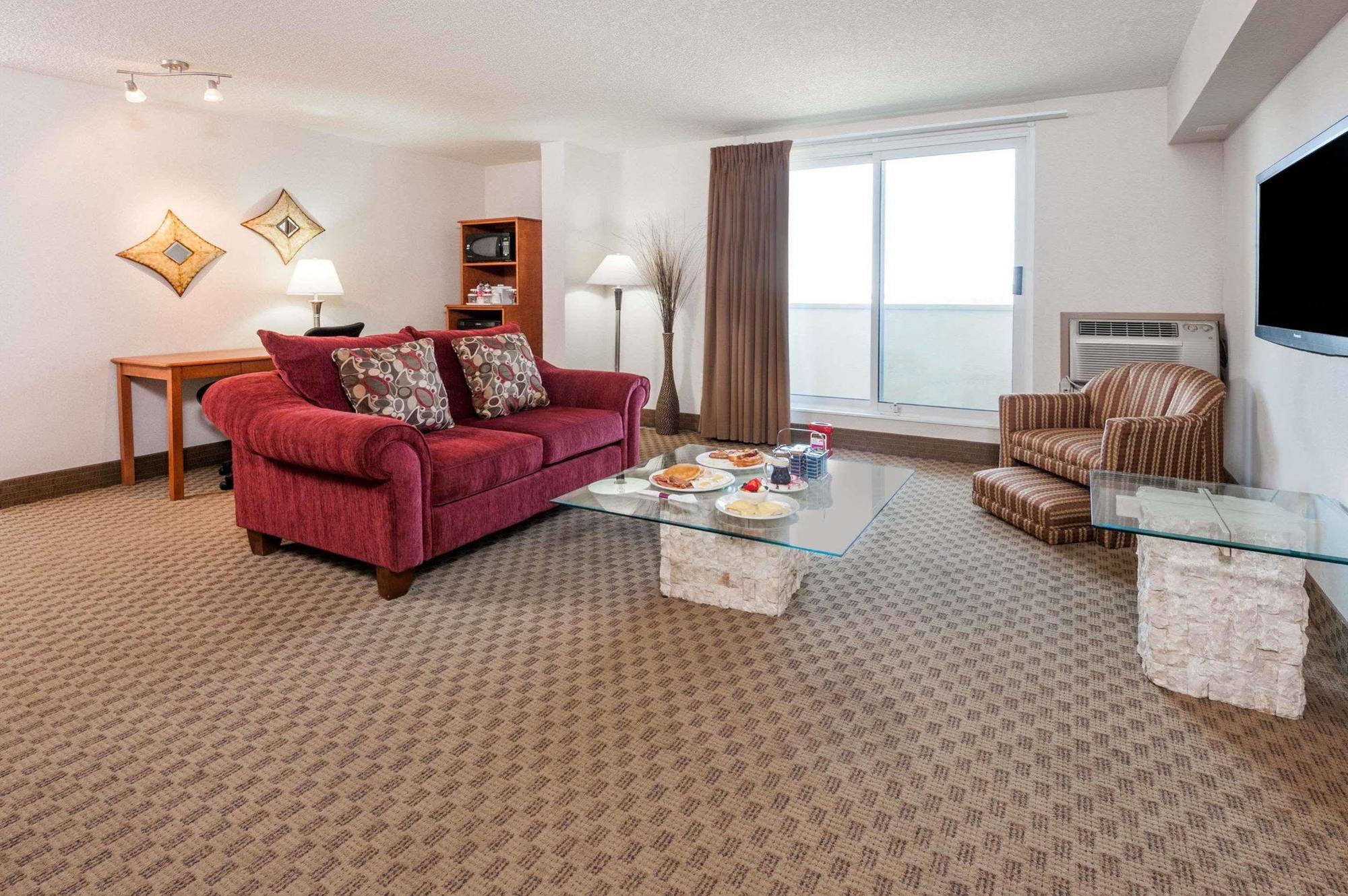 Hotel Ramada By Wyndham Edmonton South Exterior foto