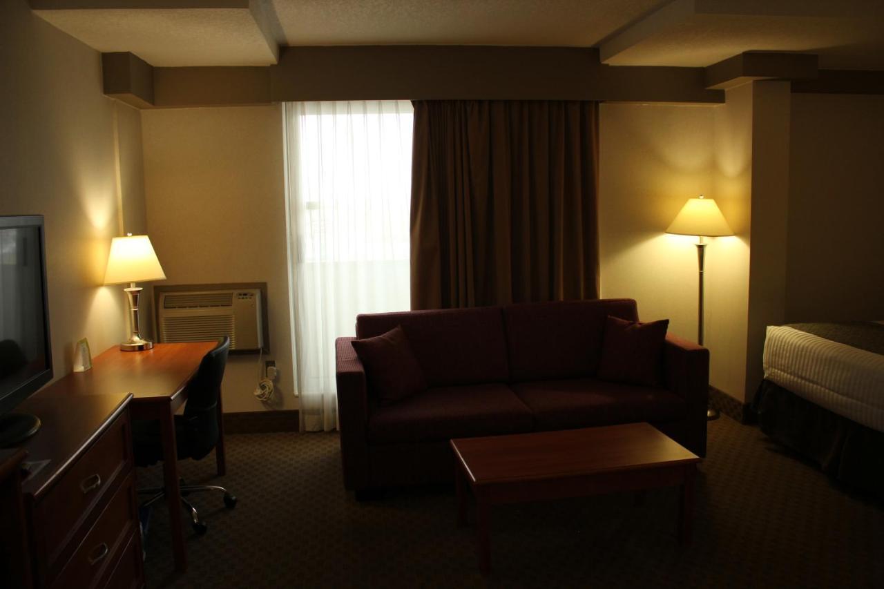 Hotel Ramada By Wyndham Edmonton South Exterior foto